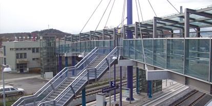 Frankfurt regional einkaufen - Montierte Glasgeländer und Glasüberdachung Bahnhofsbrücke in Sinsheim  - Lippold GmbH Glaserei - Glasbau