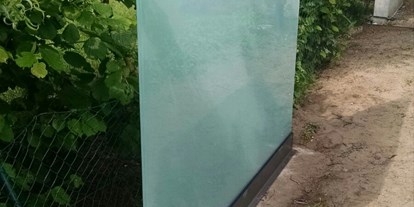 Frankfurt regional einkaufen - Hessen Süd - Trennwand aus Sicherheitsglas nur unten gehalten  - Lippold GmbH Glaserei - Glasbau