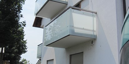 Frankfurt regional einkaufen - Bau und Renovierung: Schreinerarbeiten - Hessen Süd - Balkonverglasungen mit mattem Glas  - Lippold GmbH Glaserei - Glasbau