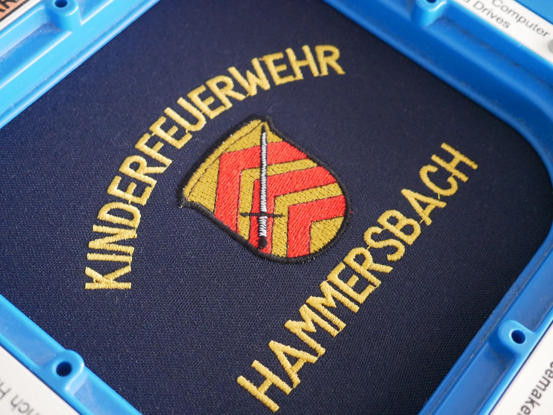 Frankfurt regionale Produkte: Bekleidung mit Ihrem Vereinslogo! - Stickmops Stickerei