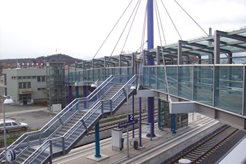 Frankfurt regionale Produkte: Montierte Glasgeländer und Glasüberdachung Bahnhofsbrücke in Sinsheim  - Lippold GmbH Glaserei - Glasbau