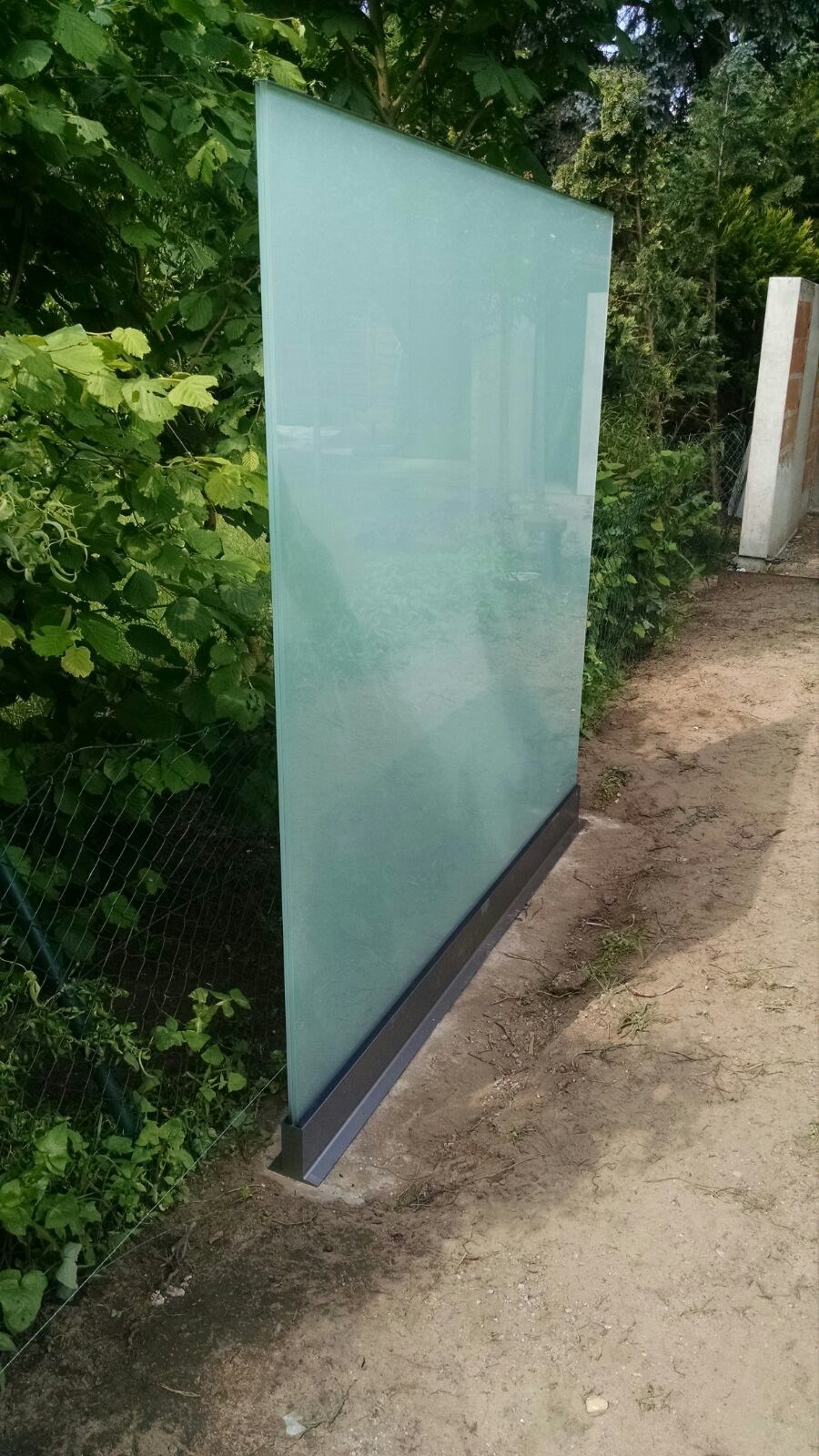 Frankfurt regionale Produkte: Trennwand aus Sicherheitsglas nur unten gehalten  - Lippold GmbH Glaserei - Glasbau