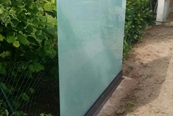 Frankfurt regionale Produkte: Trennwand aus Sicherheitsglas nur unten gehalten  - Lippold GmbH Glaserei - Glasbau