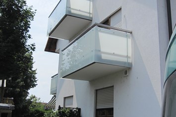 Frankfurt regionale Produkte: Balkonverglasungen mit mattem Glas  - Lippold GmbH Glaserei - Glasbau